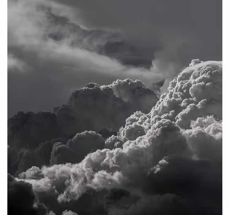 Rollo fenster wohnzimmer himmel in schwarz-weiß mit wolken - TenStickers