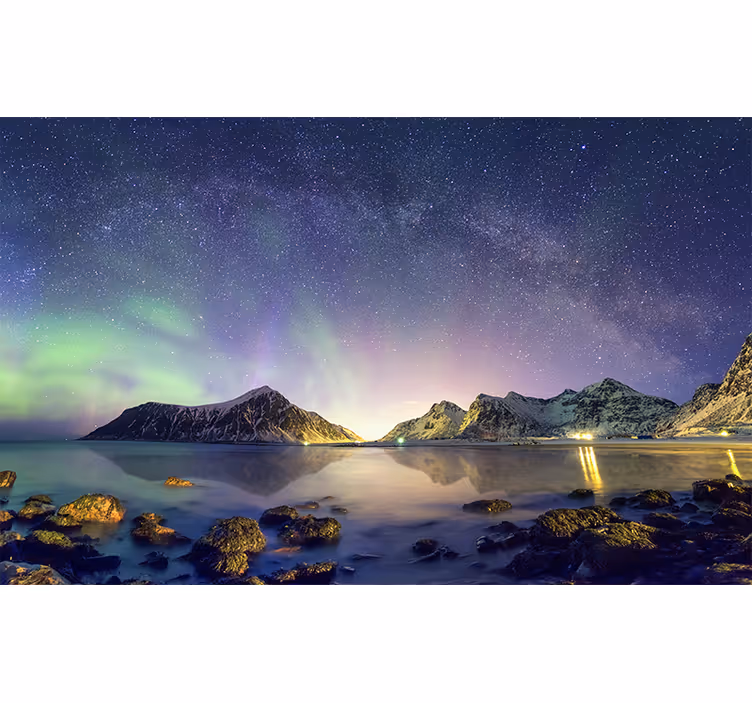 Fototapete Berge Aurora borealis mit schnee - TenStickers