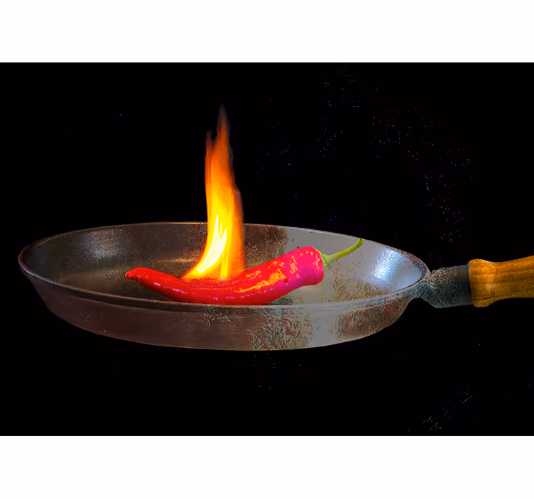 Fototapete modern Rote scharfe paprika in flammen - TenStickers
