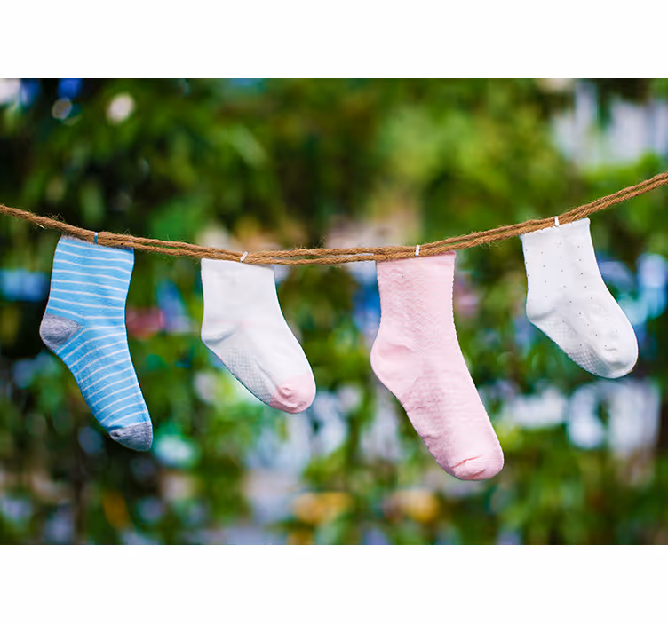 Fototapete Vintage bunte socken hängen - TenStickers