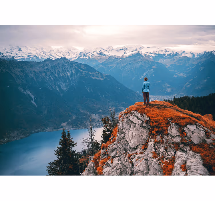 Fototapete Berge Einsamer mensch auf dem gipfel - TenStickers