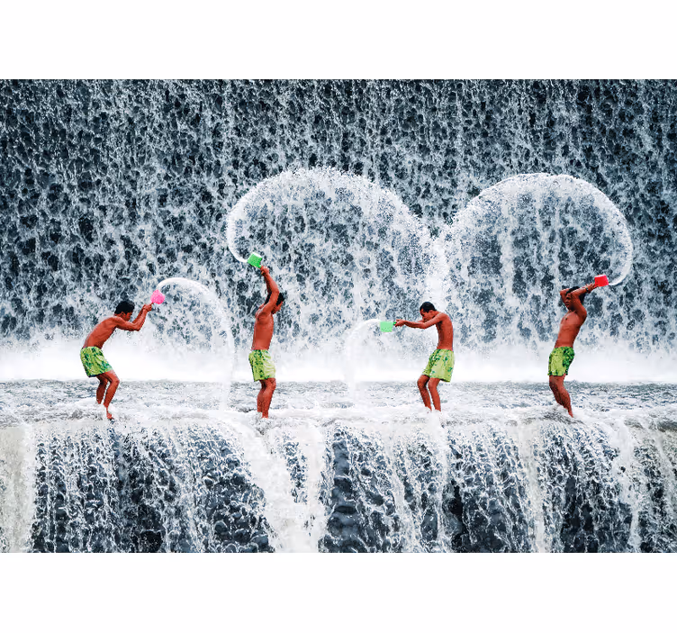 Fototapete menschen verspielter wasserspritzer - TenStickers