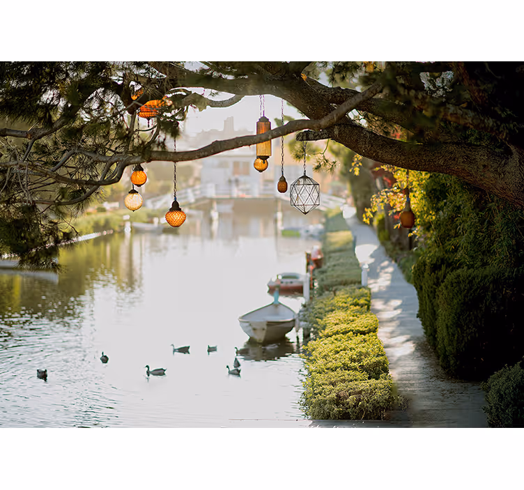 Fototapete landschaft abgeschiedene wasserweg laternen - TenStickers