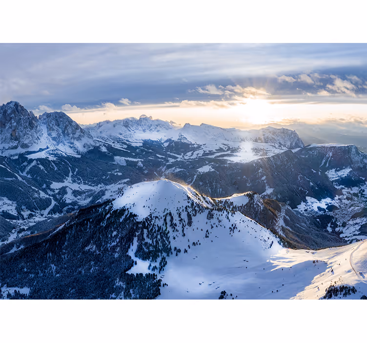 Fototapete Berge Verschneite spitze über den wolken - TenStickers