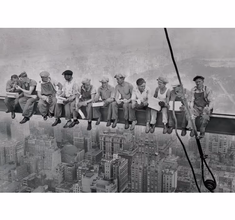 Wohnzimmer Fototapete Vintage Männer auf Gerüst - TenStickers