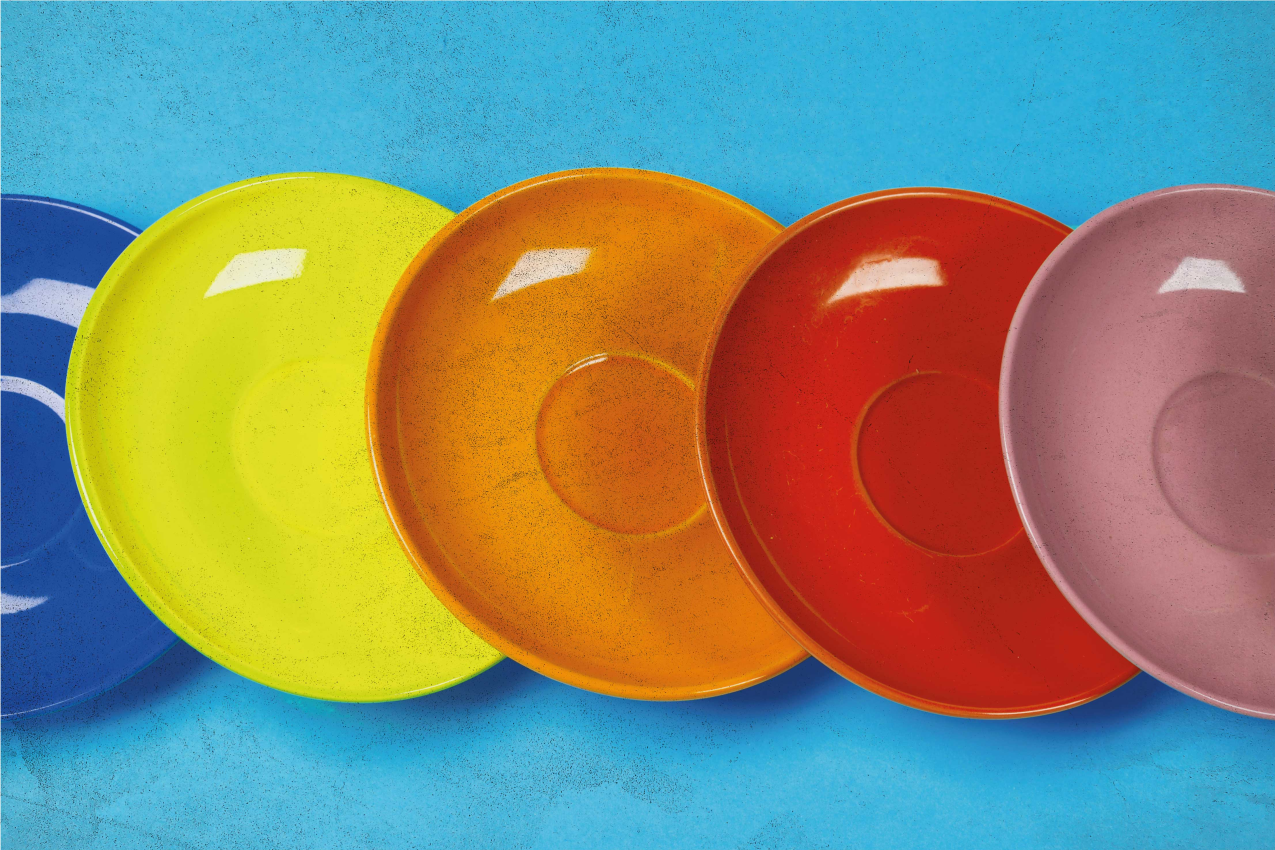 Tischset modern mit bunten runden tellern - TenStickers