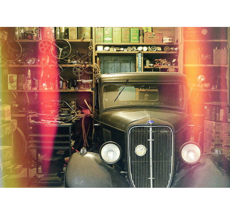 Fototapete Auto Oldtimer in garage - TenStickers