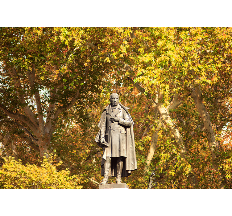 Fototapete Menschen statue zwischen laub - TenStickers