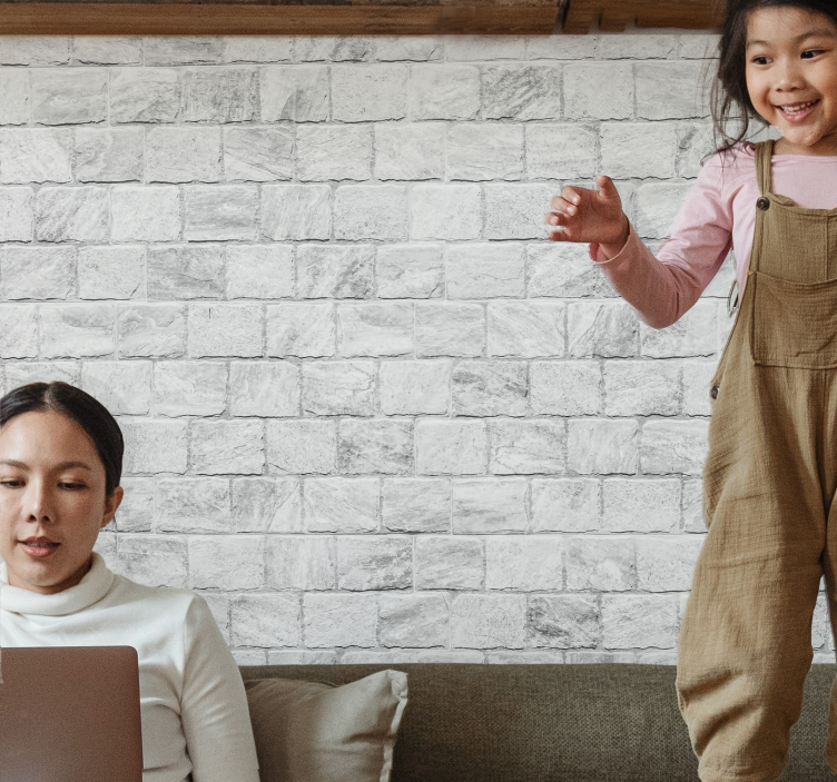 Fototapete ziegelwand glückliches kind beim spielen - TenStickers