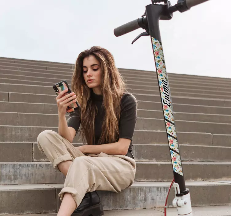 Aufkleber für scooter patinete mit Blumen mit Namen - TenStickers